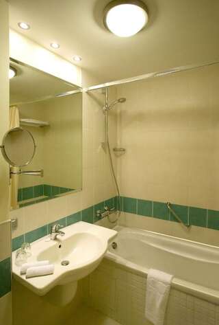 Отель Atlas Hotel Донецк Номер с кроватью размера «king-size»-2