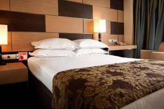 Отель Atlas Hotel Донецк Номер с кроватью размера king-size – Подходит для гостей с ограниченными физическими возможностями-2