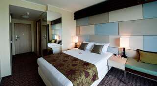 Отель Atlas Hotel Донецк Номер с кроватью размера «king-size»-1